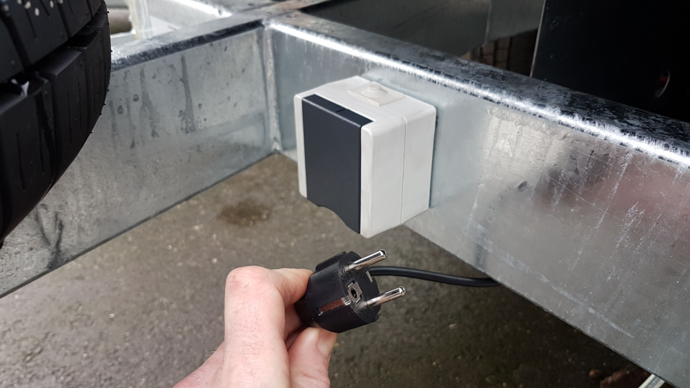 Acculader (ingebouwd) via stopcontact