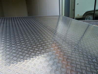 Aluminium traanplaat op de vloer koelaanhangwagen