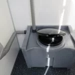 Chemisch toilet met toiletrolhouder, gemonteerd