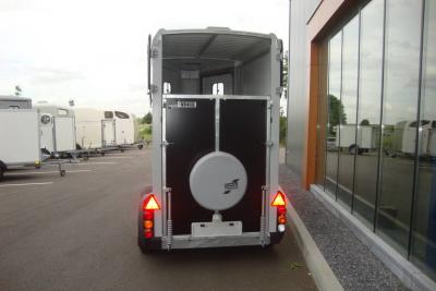 Ifor-Williams HB 403 tandemas met vooruitloop