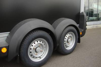 Ifor-Williams HB 403 tandemas met vooruitloop
