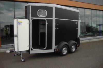 Ifor-Williams HB 403 tandemas met vooruitloop