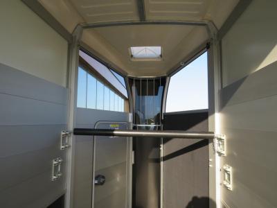 Ifor-Williams HBX 403 1,5-paards trailer met vooruitloop