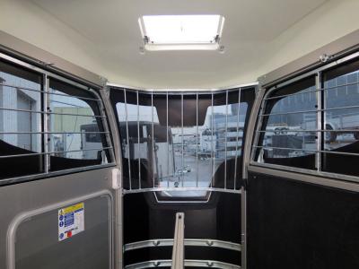 Ifor-Williams HBX 511 2-paards trailer  met vooruitloop