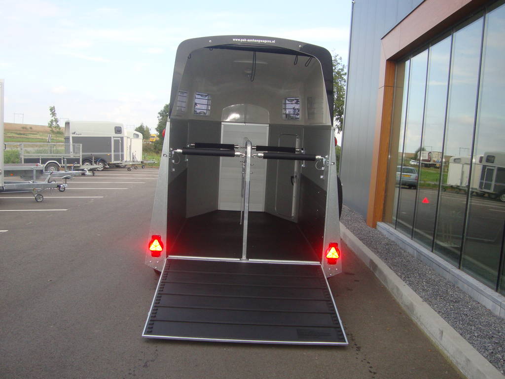 Humbaur Xhanthos 2-paards trailer geremd, foto 5 van 6