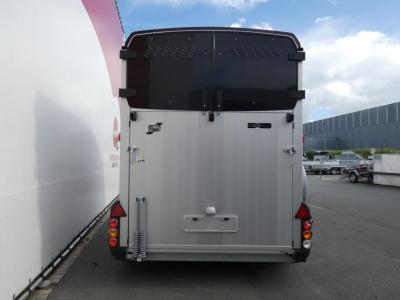 Ifor-Williams HBX 511 2-paards trailer  met vooruitloop