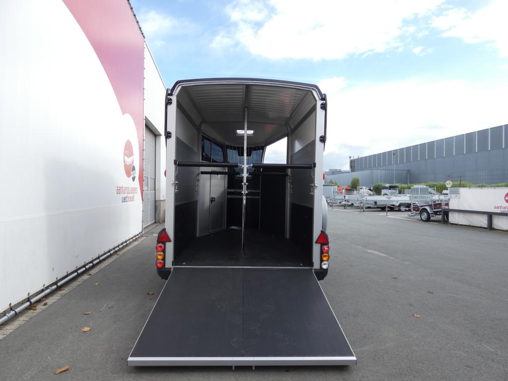 Ifor-Williams HBX 511 2-paards trailer  met vooruitloop